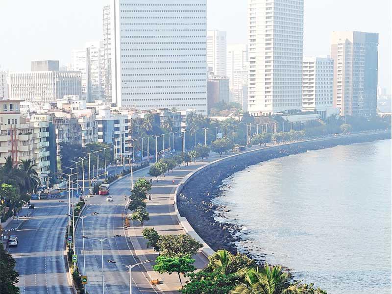 التزام تام في مدينة مومباي الهندية أمس        (أ ف ب)