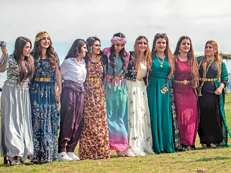 سوريات يحتفلن بعيد النوروز في القحطانية بالحسكة أمس الأول t(أ ف ب)