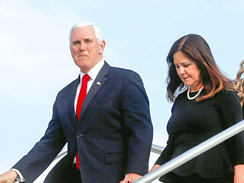 نائب الرئيس الأميركي مايك بنس وزوجته