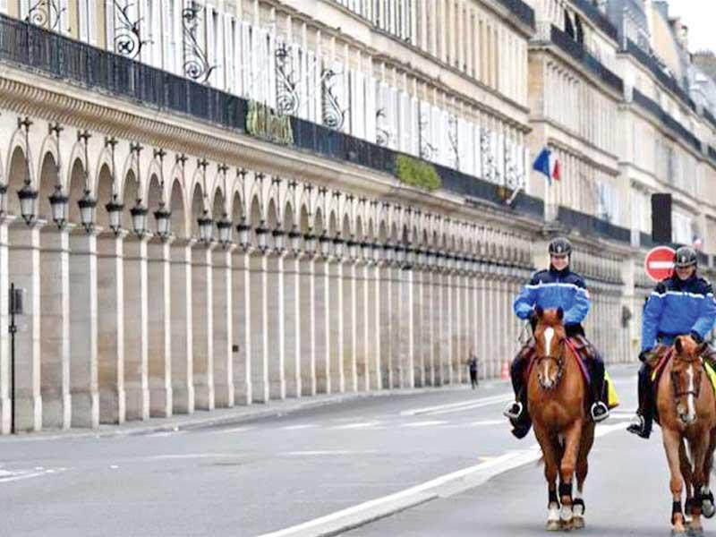 الشرطة الفرنسية تتجول في ارجاء باريس للتاكد من التزام الشعب بتعليمات الوقاية من فيروس كورونا