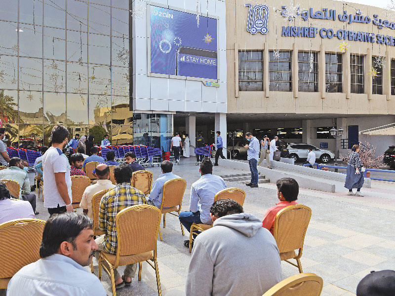 طابور الانتظار أمام جمعية مشرف أمس (تصوير ميلاد غالي)n