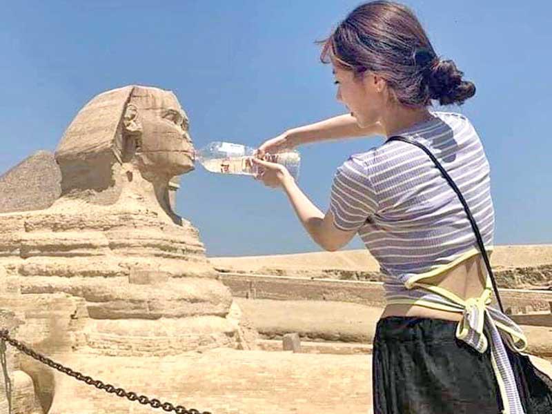 سائحة تسقي أبوالهول جرعة ماء