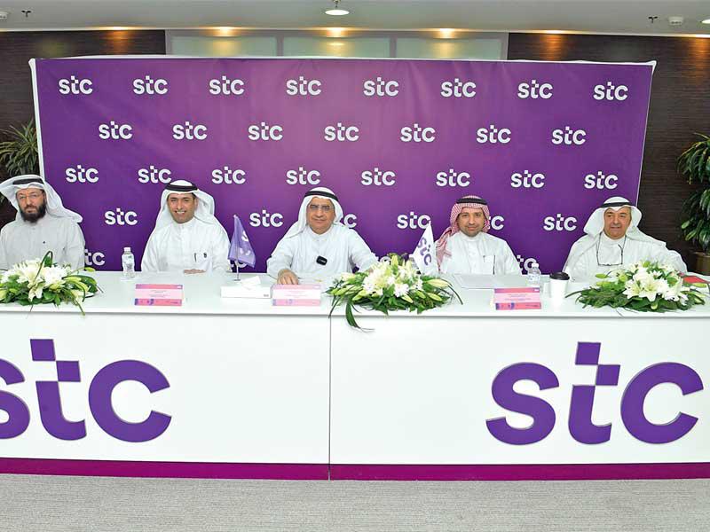 محمود عبدالرحمن ومزيد الحربي خلال «العمومية»