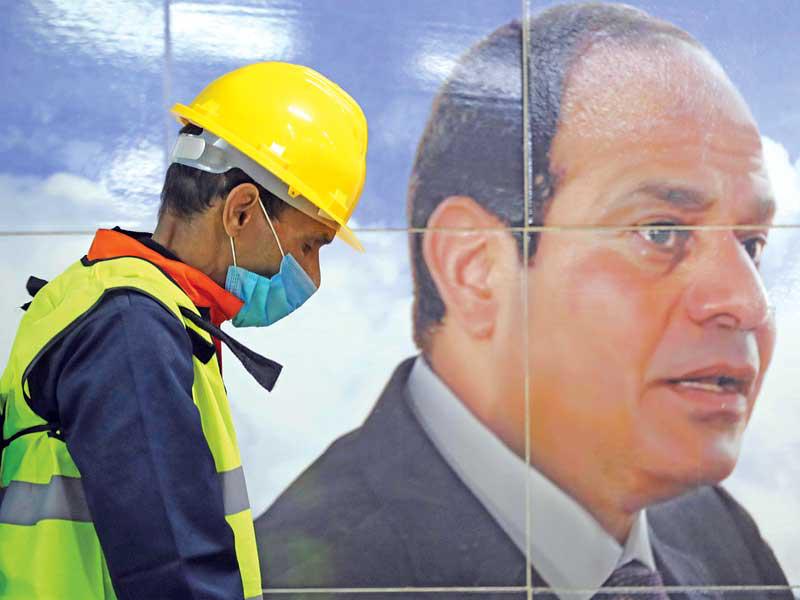  عامل من وزارة الصحة يعقم محطة مترو «الشهداء» في القاهرة أمس الأول (رويترز)