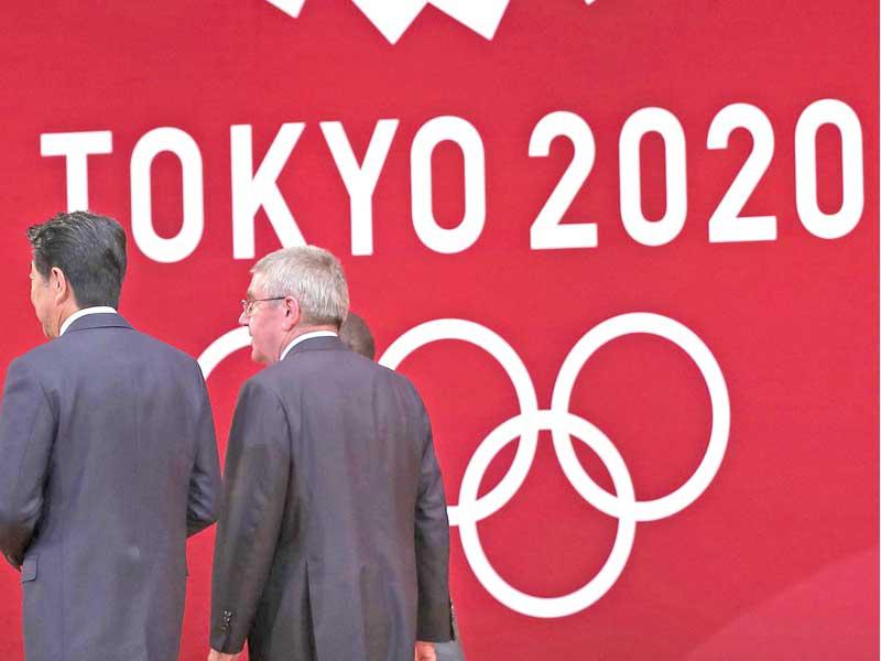 رئيس الوزراء الياباني شينزو آبي مع رئيس اللجنة الأولمبية الدولية توماس باخ