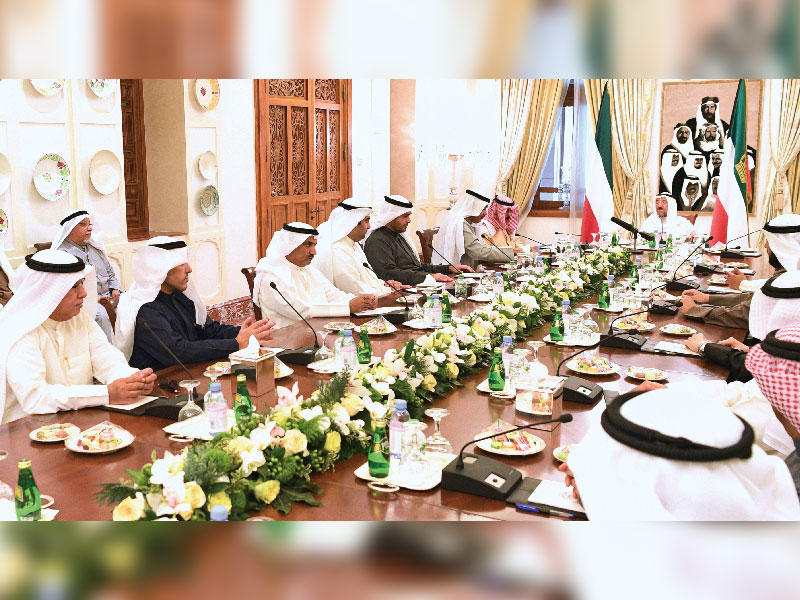 الأمير مترئساً الجلسة الاستثنائية لمجلس الوزراء أمس