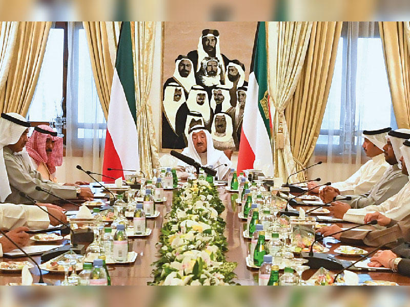 صاحب السمو مترئساً الاجتماع الاستثنائي لمجلس الوزراء بدار سلوى أمس