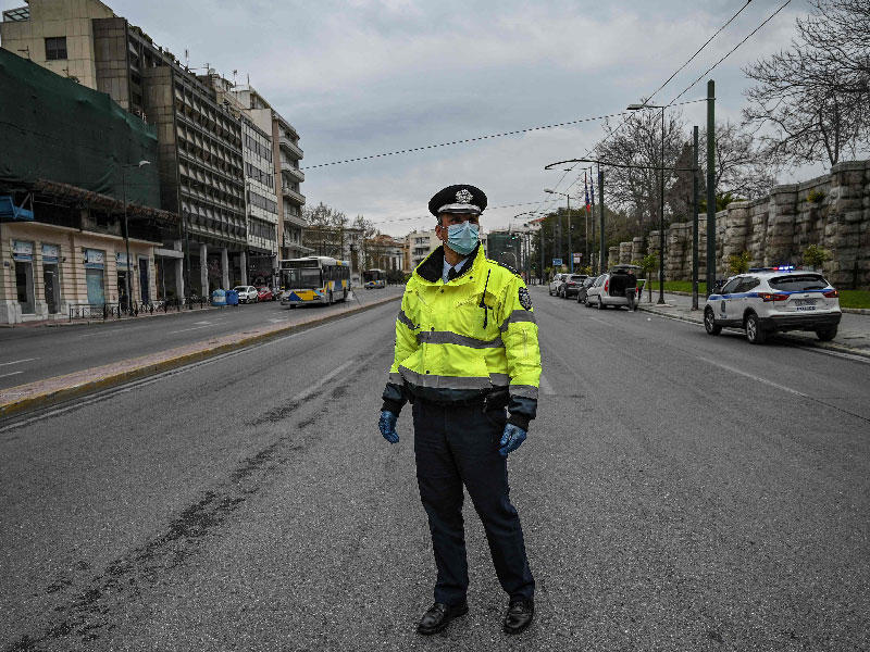 يسيطر ضابط شرطة يوناني على سائقي السيارات