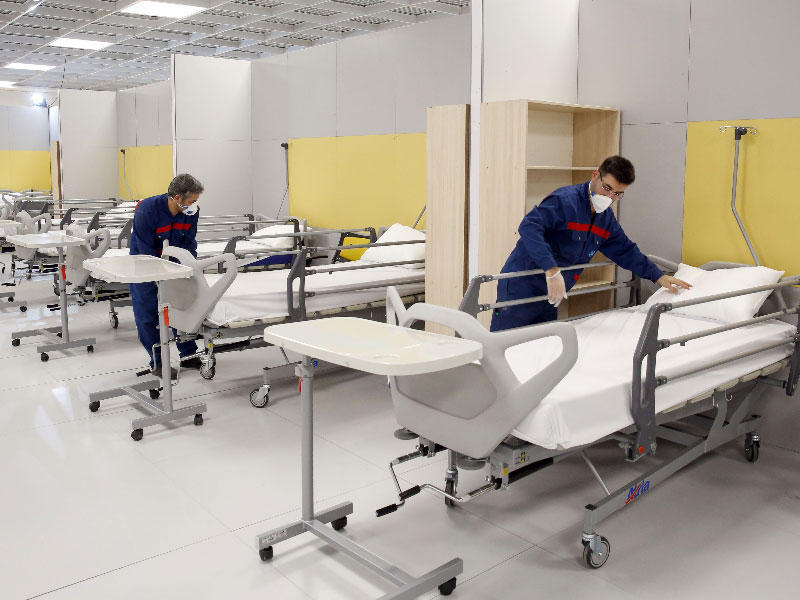 أقام عمال إيرانيون مستشفىً مؤقتًا داخل إيران مول ، شمال غرب طهران