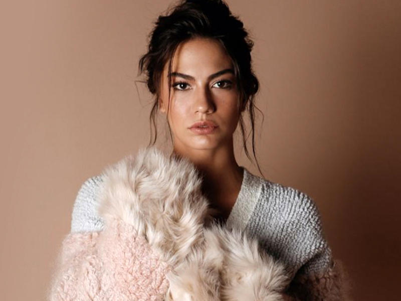 الفنانة التركية ​ديميت أوزديمير