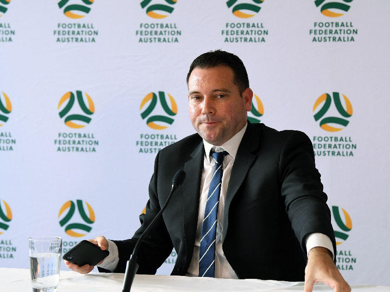 الرئيس التنفيذي لاتحاد كرة القدم الأسترالي جيمس جونسون يتحدث إلى وسائل الإعلام خلال مؤتمر صحفي في سيدني ، أستراليا