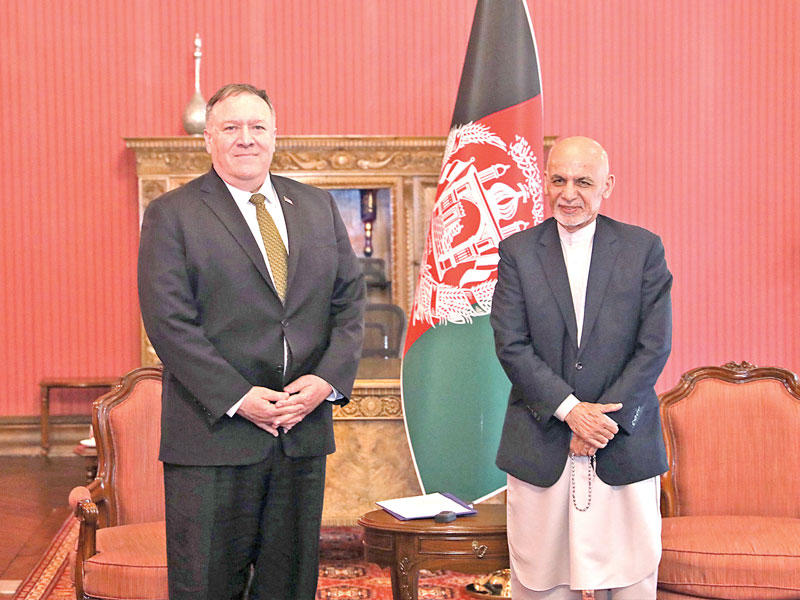 وزير الخارجية الأميركي مايك بومبيو و الرئيس أشرف غني في كابول امس الأول (أي بي أيه)