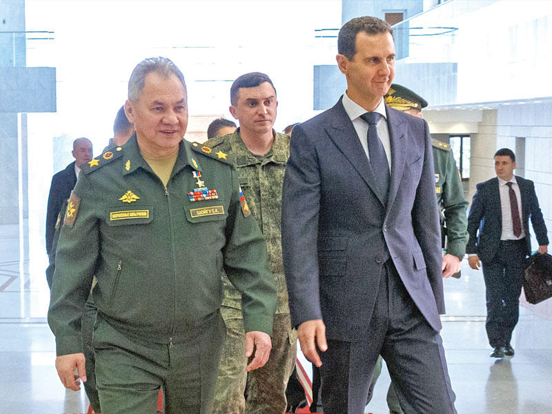 الرئيس السوري بشار الأسد مستقبلا وزير الدفاع الروسي سيرغي شويغو في دمشق امس الاول 