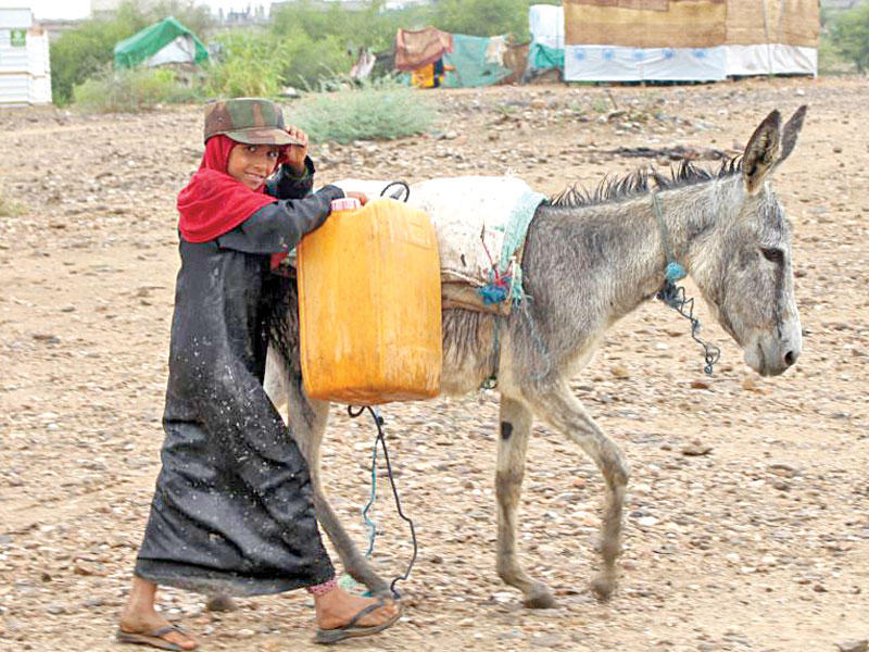 طفله يمنيه تسعي للحصول علي الماء