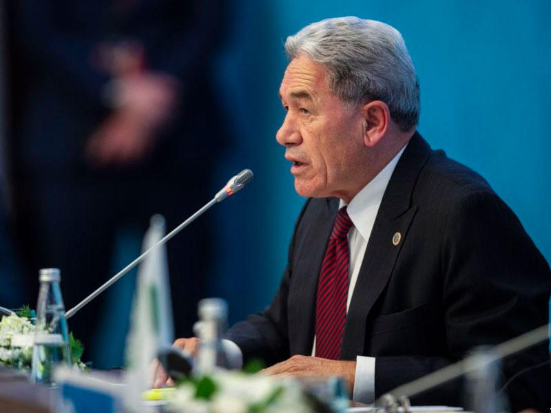  وزير الشؤون الخارجية وينستون بيترز