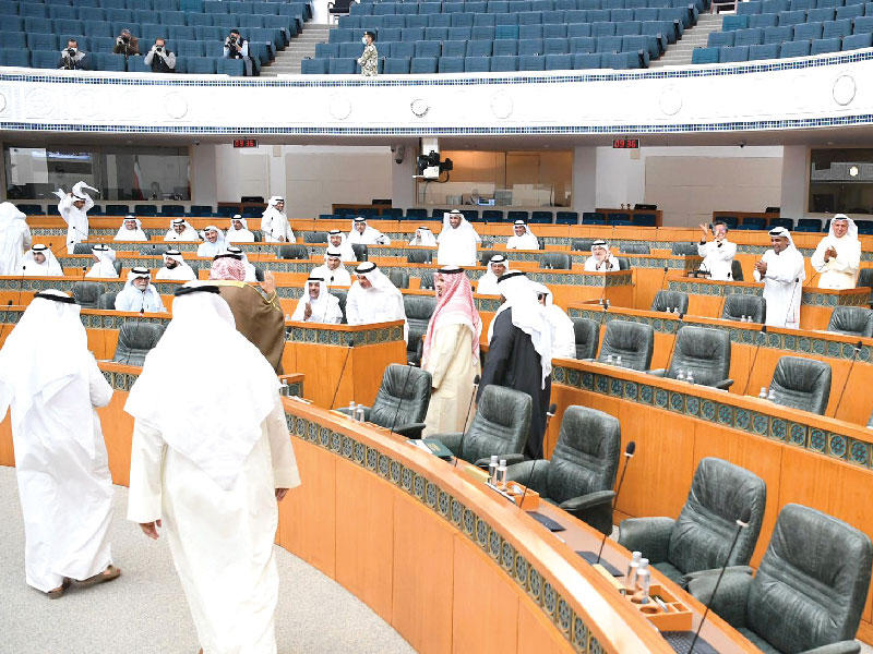 تصفيق نيابي حار للحكومة أثناء دخولها قاعة عبدالله السالم أمس 