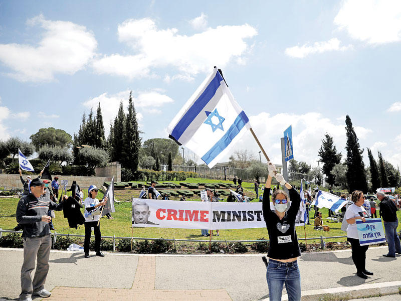 مناهضو نتنياهو يتظاهرون خارج مقر «الكنيست» بالقدس المحتلة أمس    (رويترز)