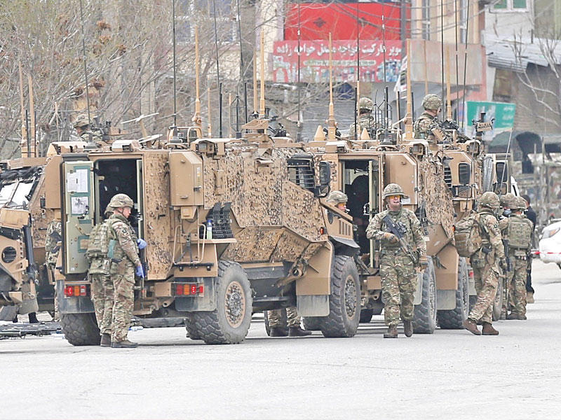 جنود حلف شمال الأطلسي بموقع الهجوم في كابول أمس       (رويترز)