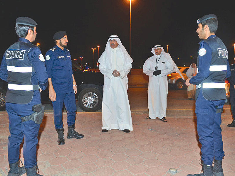 محافظ الاحمدي الشيخ فواز الخالد، مساء أمس الأول، في جولة تفقّدية لعدد من النقاط الأمنية بمناطق المحافظة