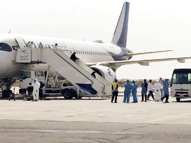 طائرة الإجلاء الأولى لحظة وصولها من لبنان إلى مطار الكويت أمس