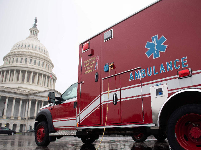 سيارة إسعاف خارج مبنى الكابيتول الأمريكي في واشنطن العاصمة 