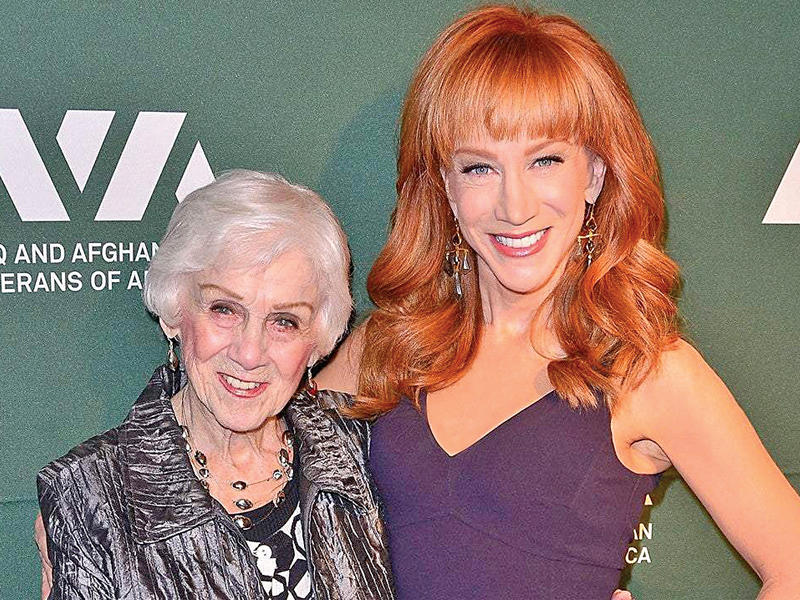 الممثلة الاميركية الكوميدية، كاثي غريفين مع والدتها