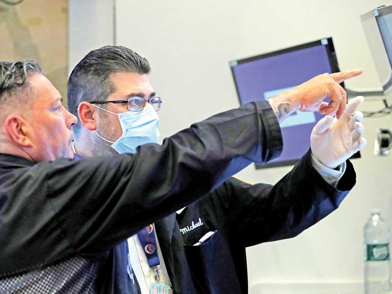 «داو جونز» يغلق على ارتفاع... والأسهم اليابانية تتراجع أكثر من 4.5%