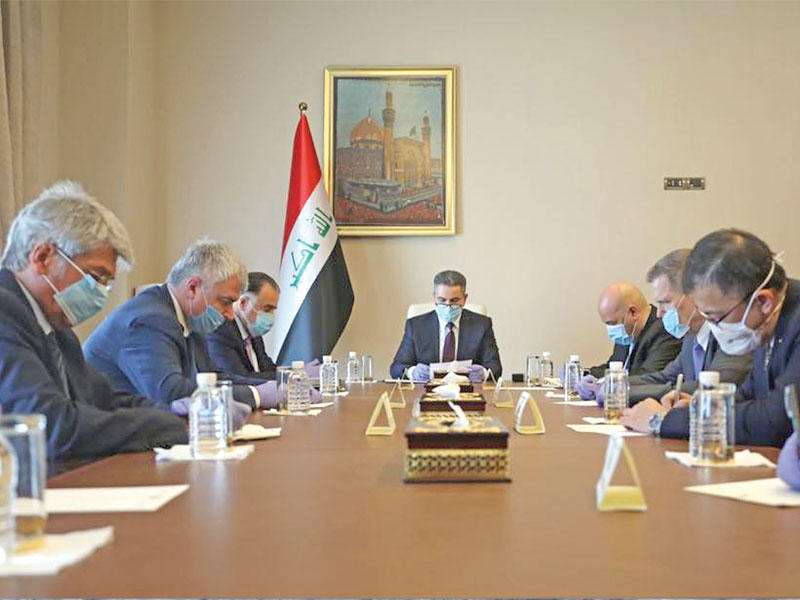 رئيس الوزراء العراقي المكلف الزرفي مجتمعاً بسفراء الدول الخمس الكبرى بمجلس الأمن في بغداد أمس الأول    (أ ف ب)