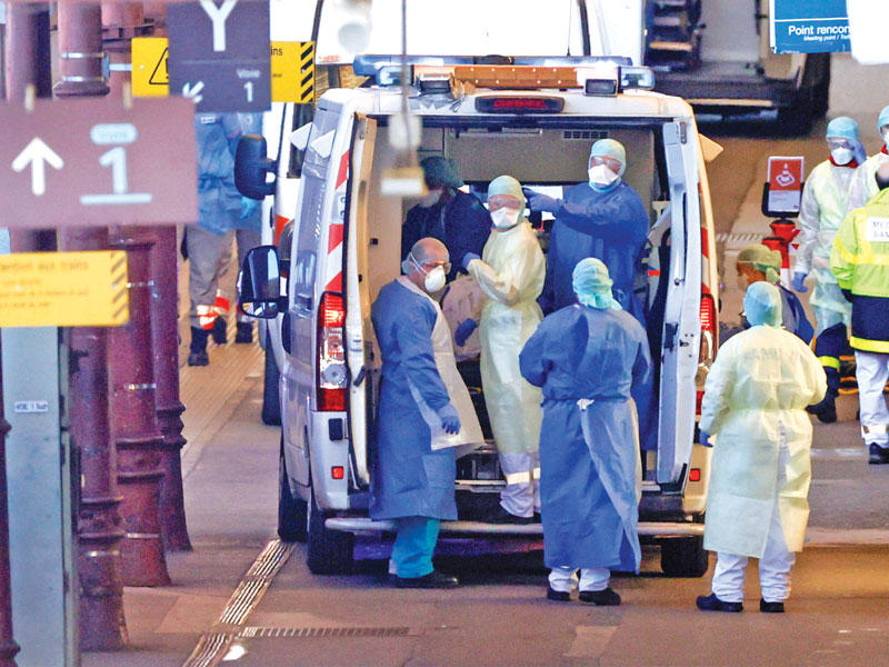 فرنسيون يسعفون مصاباً بالفيروس في محطة ستراسبورغ أمسt(رويترز) 