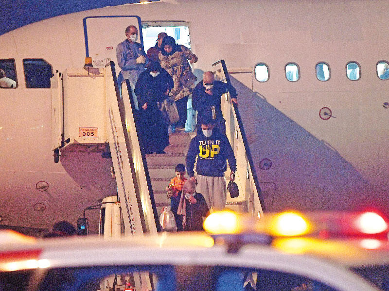 الكويتيون القادمون من إيران لحظة وصولهم إلى البلاد