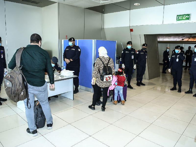 جانب من إجراءات مغادرة الوافدين 