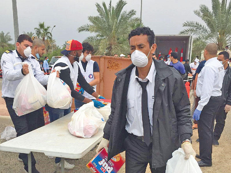 جانب من توزيع مساعدات الهلال الأحمرn