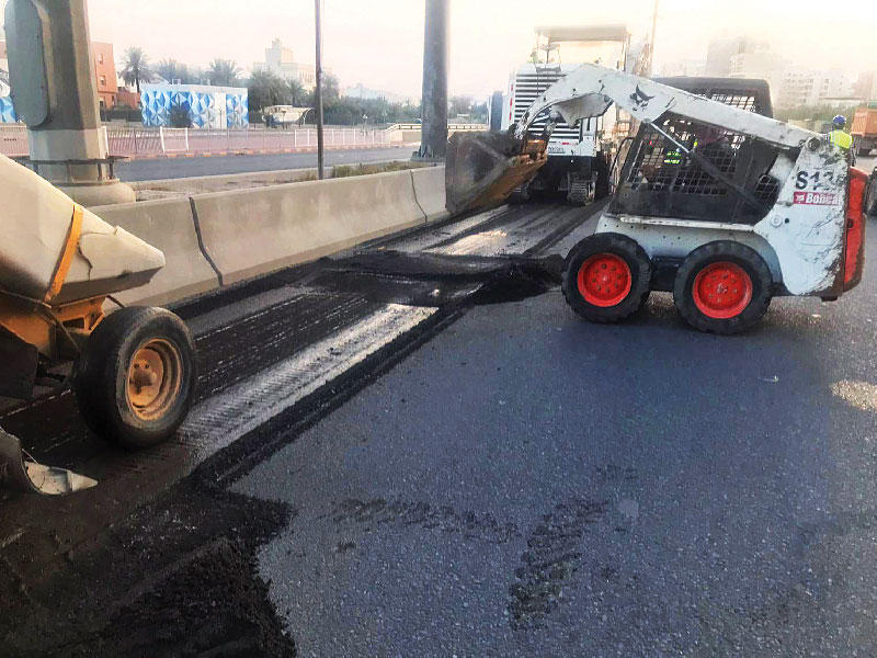 جانب من أعمال سفلتة الطرقn