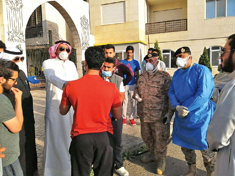 جانب من حملة سفارة الكويت بالأردن لتوزيع المواد التموينية 