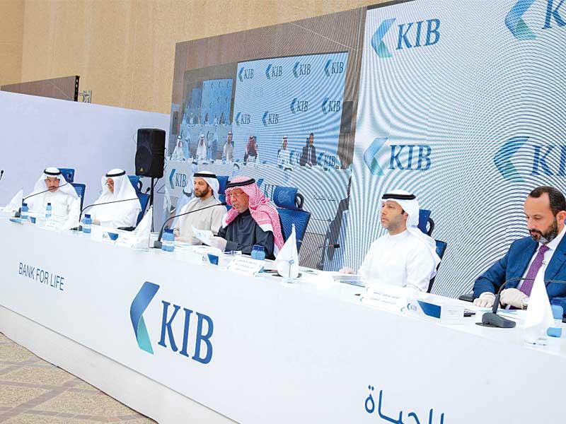  رئيس مجلس إدارة KIB، الشيخ محمد الجراح الصباح، مترئساً العمومية