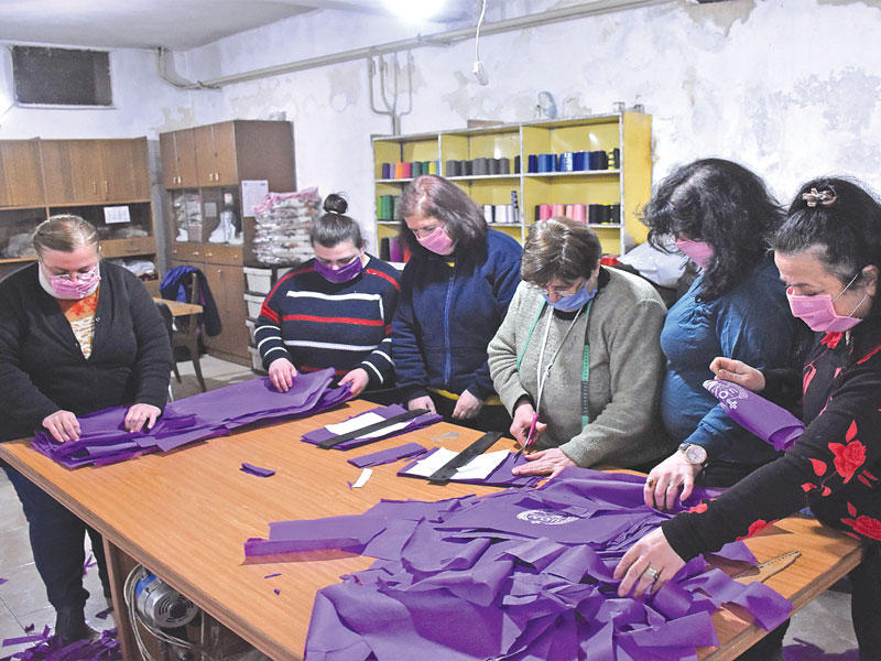  متطوعون أرمن يخيطون أقنعة لتوزيعها على فقراء حلب أمسt (أ ف ب) 