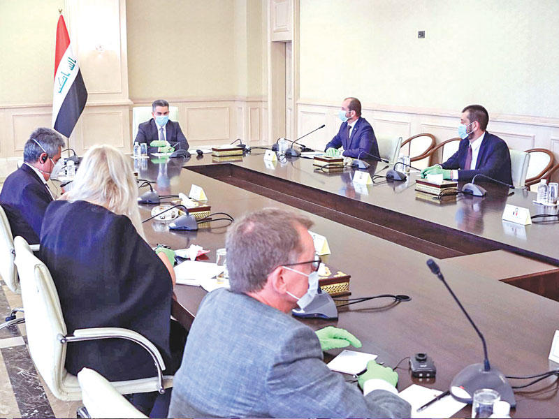 الزرفي مجتمعاً مع سفراء الاتحاد الأوروبي في بغداد أمس t(أ ف ب)