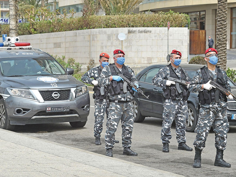 عناصر أمنية تضع أقنعة وقفازات طبية في بيروت (اي بي ايه)