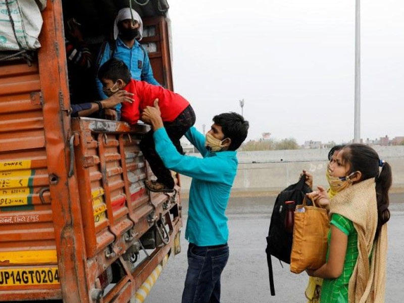 احدي وسائل النقل لإعادة العمالة المهاجرة إلى ديارها
