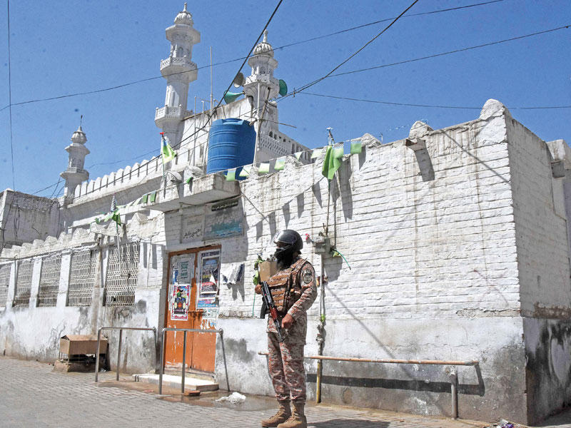  الامن الباكستاني يقف علي باب المساجد لتقييد صلاة الجماعة