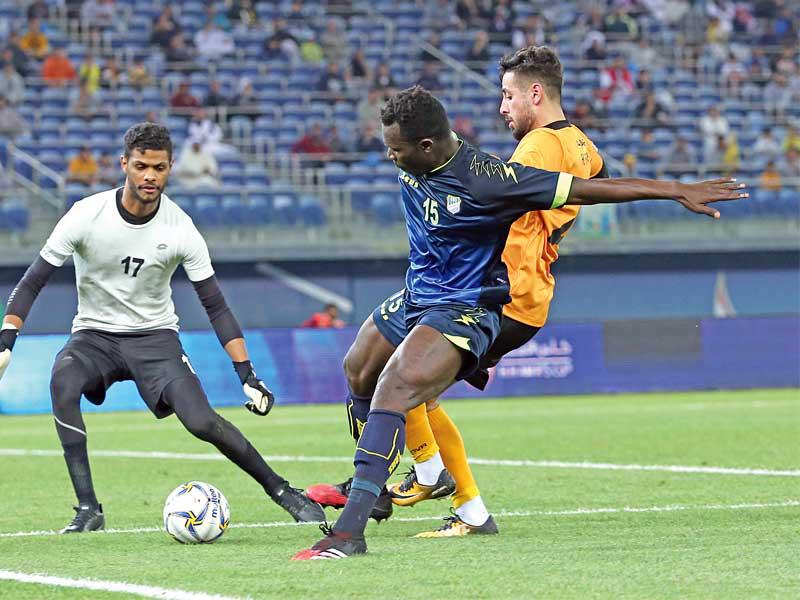 محاولة استحواذ على الكرة بين جوي نداي محترف الساحل وهذال الهذلول من القادسية