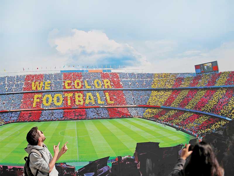 «كورونا» يجبر برشلونة على خفض الرواتب