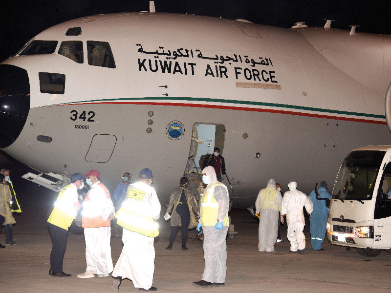 عناصر الأطقم الطبية يخلون الطائرة من الركاب 