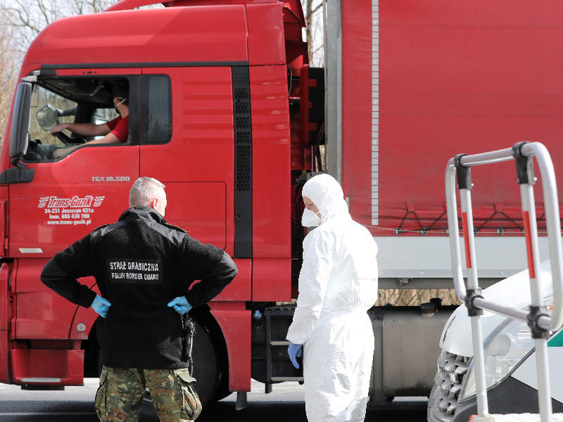 حرس الحدود البولنديون على المعبر الحدودي البولندي السلوفاكي في شيزن ، جنوب بولندا 