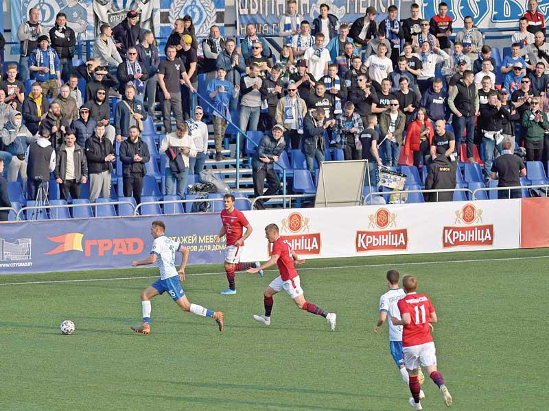 جانب من مباراة مينسك ودينامو مينسك التي اقيمت أمس الأول