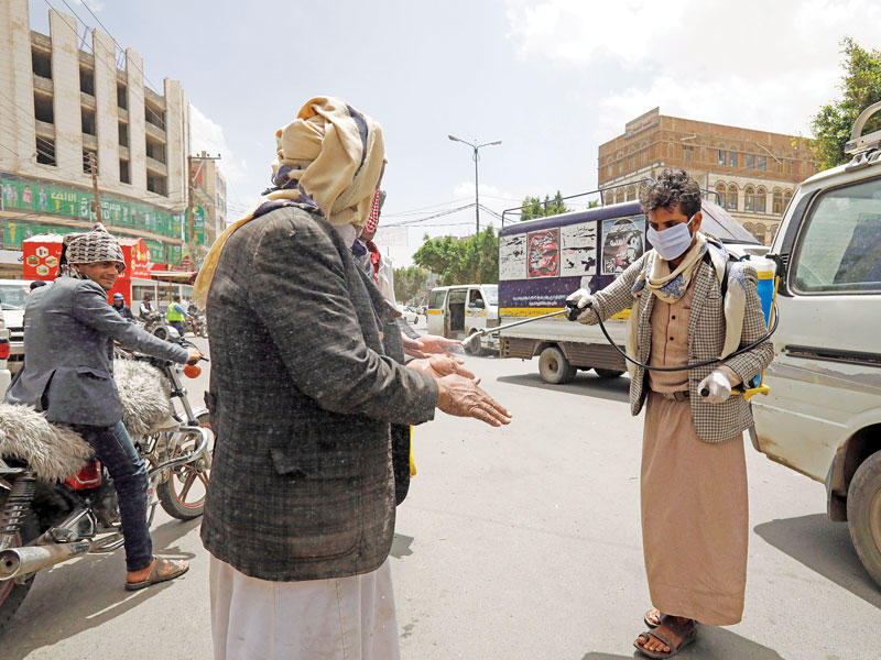 يمني يعقِّم يدي رجل في صنعاء أمس الأولt(اي بي آيه)