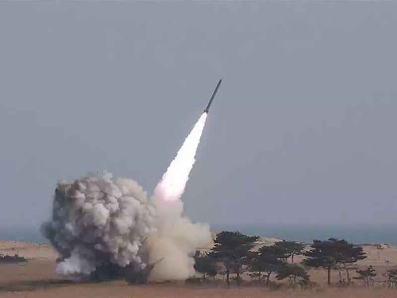 احد القذائف الصاروخية التي اطلقتها كوريا الشمالية  في بحر اليابان 