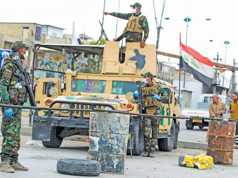 نقطة تفتيش عراقية عند مدخل مدينة الصدر أمس الأول (أ ف ب)
