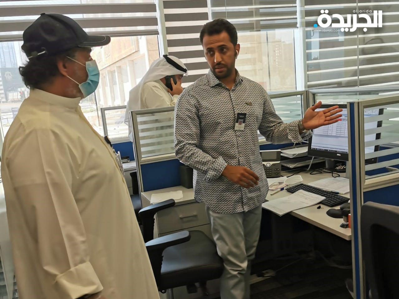  المضف متفقداً سير العمل 