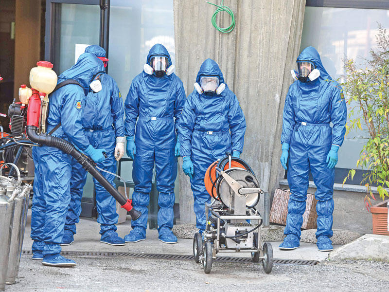 عناصر من القوّات الخاصّة الروسيّة تستعد لبدء تعقيم دار للمسنين في شمال إيطاليا (أ ف ب) 